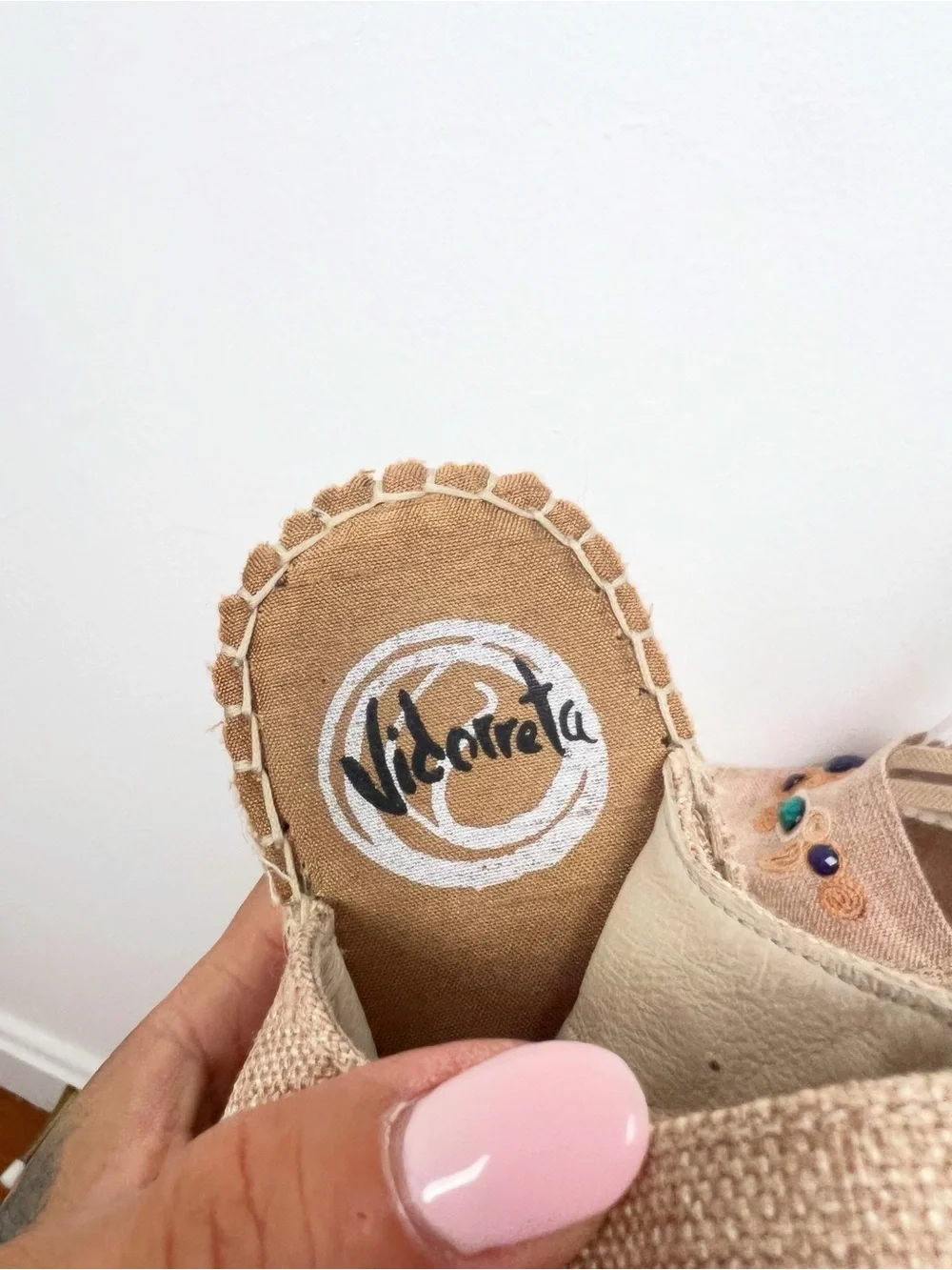 VIDORETTA Women’s Embroidered & Jeweled Tan Espadrille Wedge Sandals 39 8.5